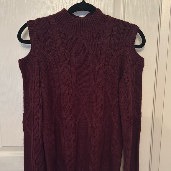 Burgundy / Wine Cable-Knit Cold-Shoulder Sweater - Picture 2 of 10